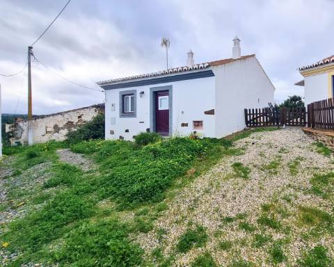 Moradia térrea T1 com ruína e terreno em Alcarias Grandes