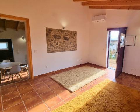 Moradia térrea T1 com ruína e terreno em Alcarias Grandes