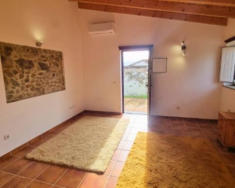 Moradia térrea T1 com ruína e terreno em Alcarias Grandes