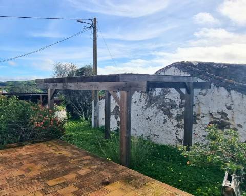 Moradia térrea T1 com ruína e terreno em Alcarias Grandes