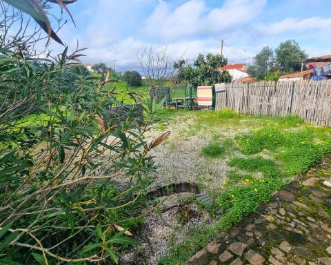 Moradia térrea T1 com ruína e terreno em Alcarias Grandes
