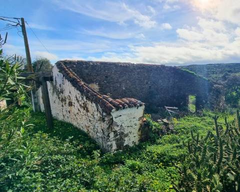 Moradia térrea T1 com ruína e terreno em Alcarias Grandes