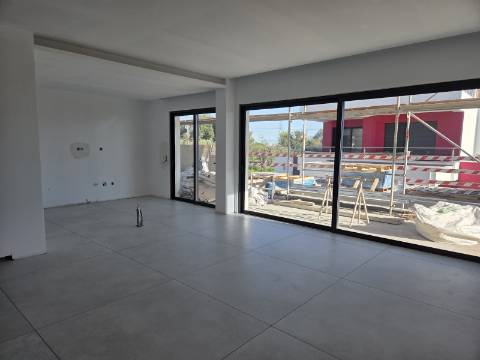 Apartamento T2 rés-do-chão com jardim e piscina privativa em Tavira