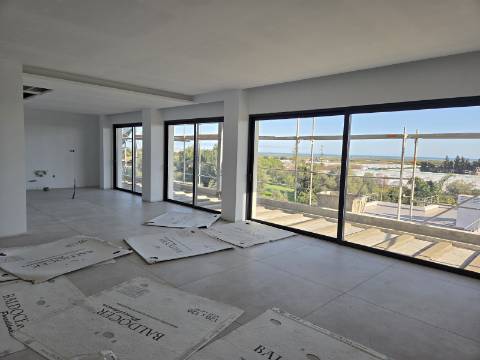 Penthouse com 4 quartos, piscina e terraço privado em Tavira