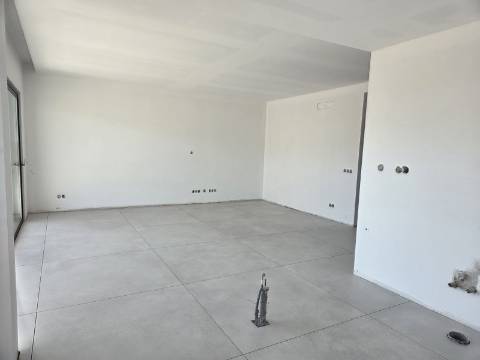 Apartamento T2 rés-do-chão com piscina e jardim privativos em Tavira
