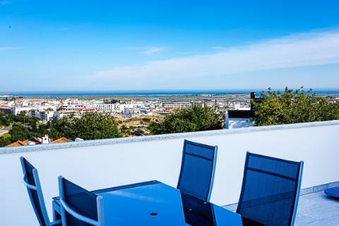Moradia Exclusiva T4 com Vista Mar e Cidade em Tavira
