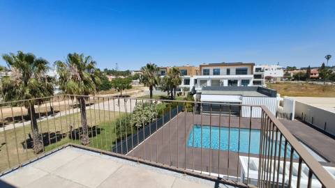 Apartamento T2 em condomínio com piscina e garagem em Cabanas de Tavira