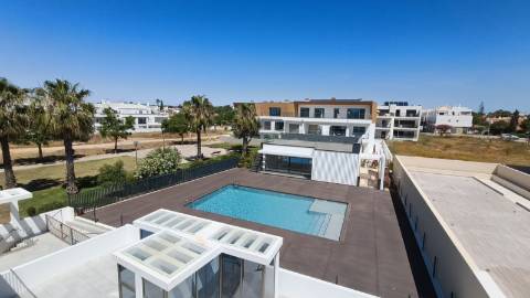 Apartamento T2 em condomínio com piscina e garagem em Cabanas de Tavira