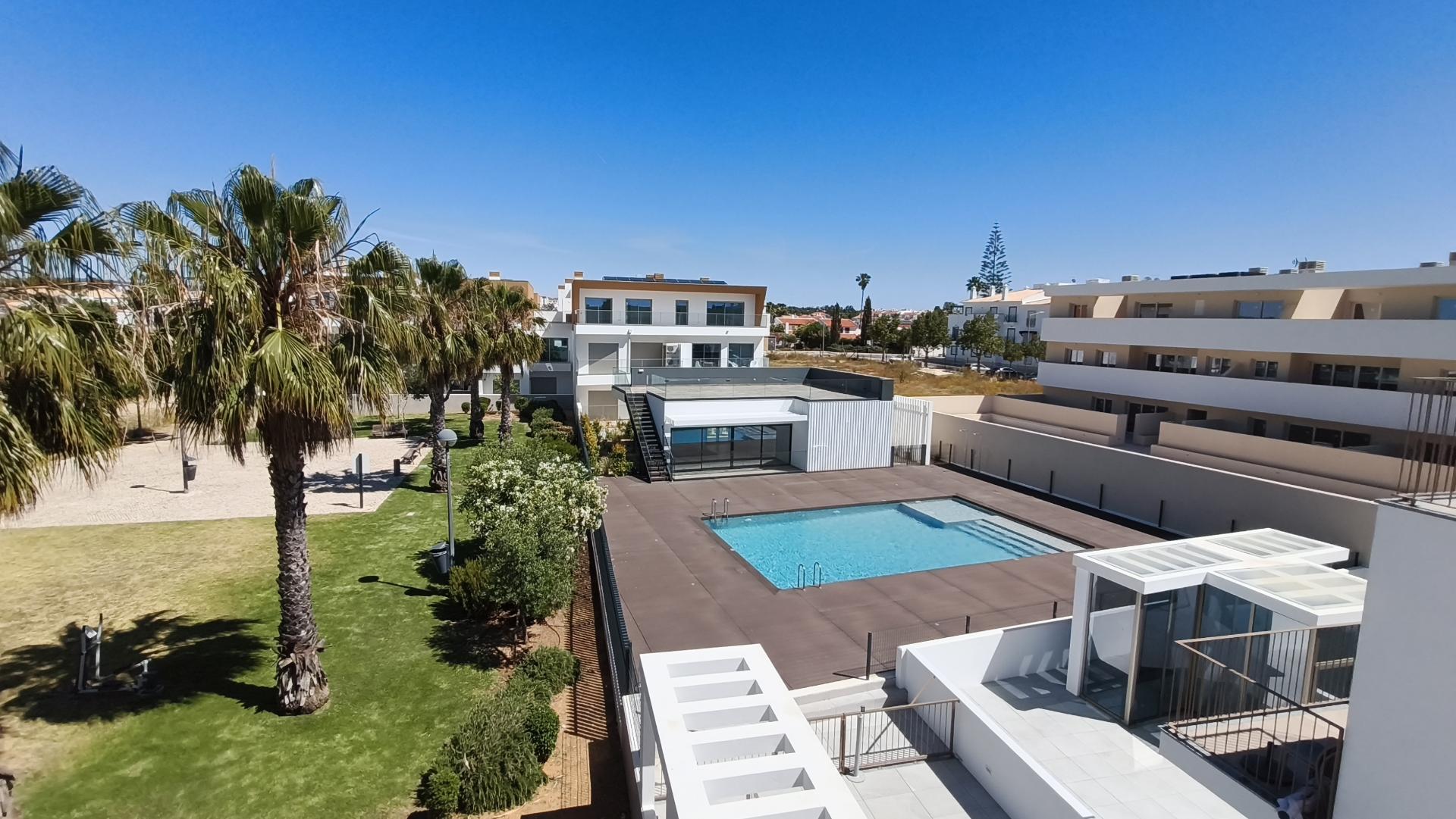 Apartamento T2 em ultimo andar com piscina e garagem em Cabanas de Tavira