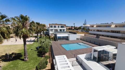 Apartamento T2 em ultimo andar com piscina e garagem em Cabanas de Tavira