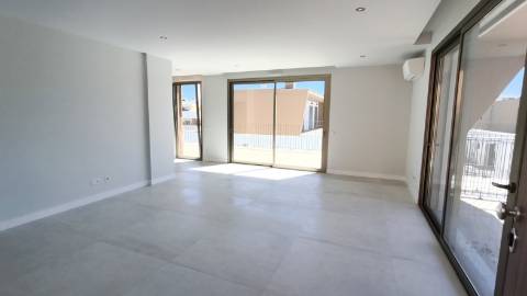 Apartamento T2 em ultimo andar com piscina e garagem em Cabanas de Tavira