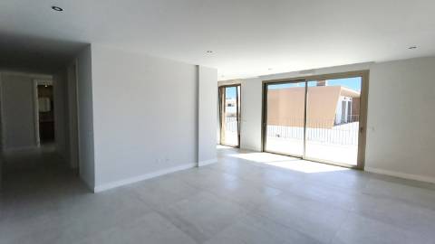Apartamento T2 em ultimo andar com piscina e garagem em Cabanas de Tavira