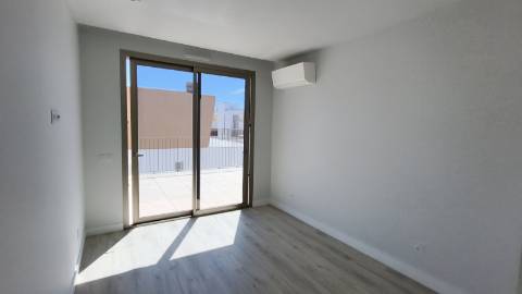Apartamento T2 em ultimo andar com piscina e garagem em Cabanas de Tavira