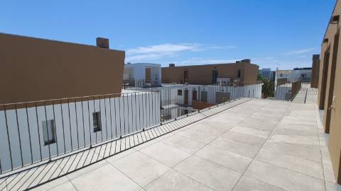 Apartamento T2 em ultimo andar com piscina e garagem em Cabanas de Tavira