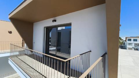 Apartamento T2 em ultimo andar com piscina e garagem em Cabanas de Tavira
