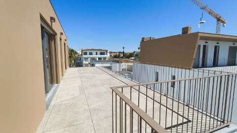 Apartamento T2 em ultimo andar com piscina e garagem em Cabanas de Tavira