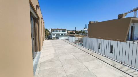 Apartamento T2 em ultimo andar com piscina e garagem em Cabanas de Tavira