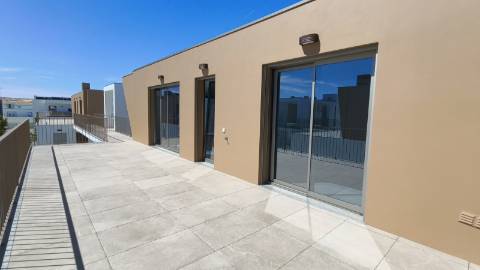 Apartamento T2 em ultimo andar com piscina e garagem em Cabanas de Tavira
