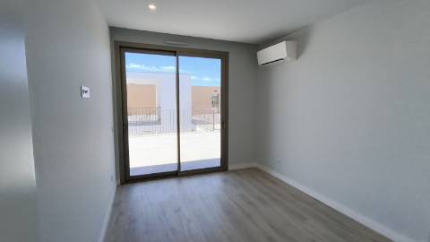 Apartamento T2 em ultimo andar com piscina e garagem em Cabanas de Tavira