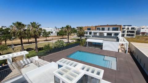 Apartamento T2 em ultimo andar com piscina e garagem em Cabanas de Tavira