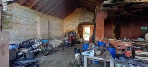 Moradia T3 para Remodelação ou Construção em Oiã