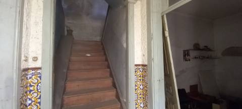 Moradia T3 para Remodelação ou Construção em Oiã