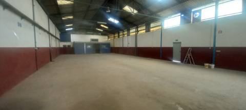 Armazém para arrendar em Oliveira do Bairro