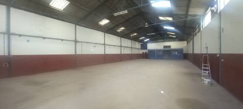 Armazém para arrendar em Oliveira do Bairro