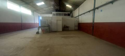 Armazém para arrendar em Oliveira do Bairro