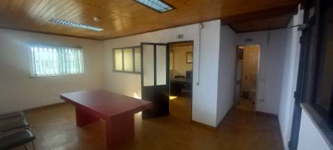 Armazém para arrendar em Oliveira do Bairro