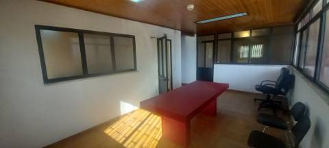 Armazém para arrendar em Oliveira do Bairro