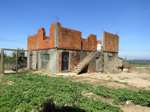 Terreno com moradia em construção