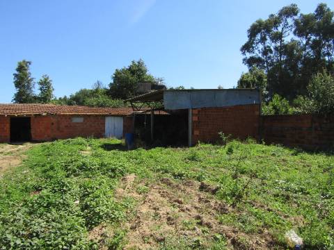 Terreno com moradia em construção