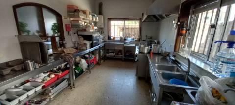 Loja a poucos minutos do centro de Oliveira do Bairro