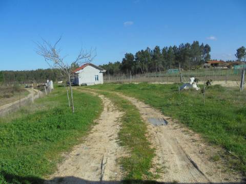 Casa de Campo exclusivamente para abrigo de animais e ferramentas