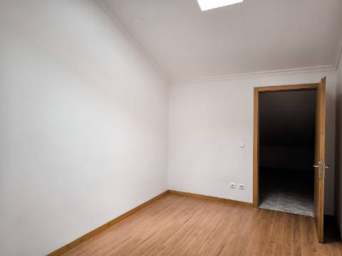 ARRENDA-SE apartamento T3 duplex