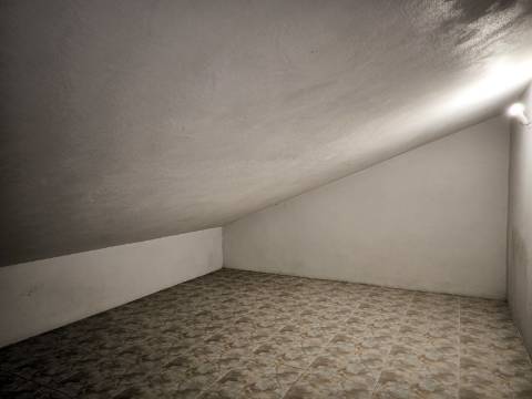 ARRENDA-SE apartamento T3 duplex