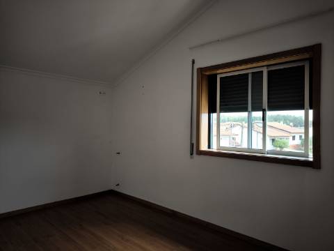 ARRENDA-SE apartamento T3 duplex