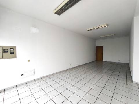 Loja central em zona movimentada