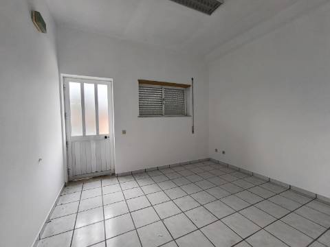 Loja central em zona movimentada