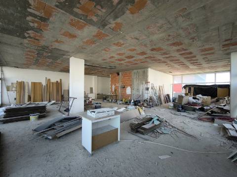 VENDE-SE Loja ampla - Possibilidade de conversão em habitação