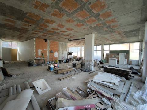 VENDE-SE Loja ampla - Possibilidade de conversão em habitação