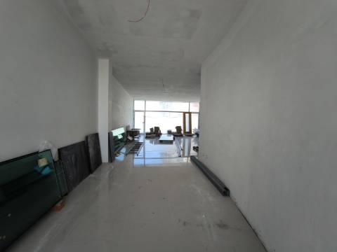 VENDE-SE Loja ampla - Possibilidade de conversão em habitação