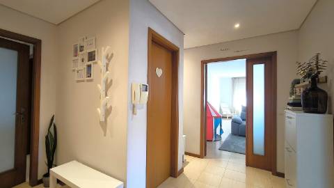 Apartamento T3 espaçoso e com muita luz natural