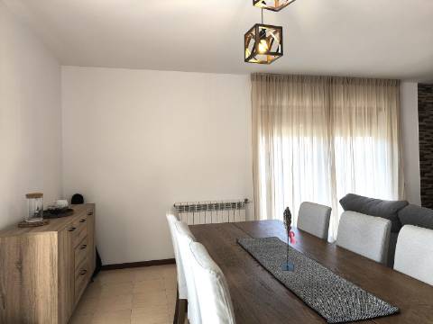 Apartamento T3 espaçoso e com muita luz natural