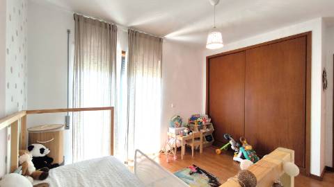 Apartamento T3 espaçoso e com muita luz natural