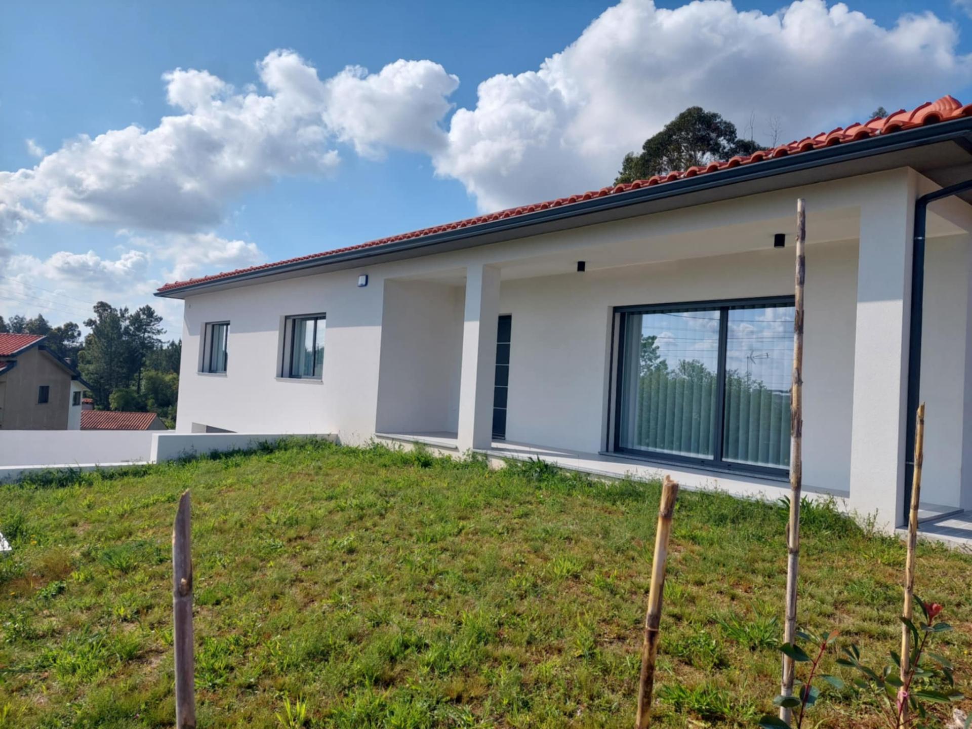 Moradia T3 Moderna e Confortável em Oliveira do Bairro.