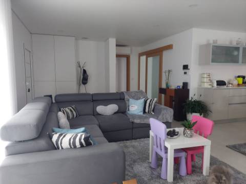 Moradia T3 Moderna e Confortável em Oliveira do Bairro.