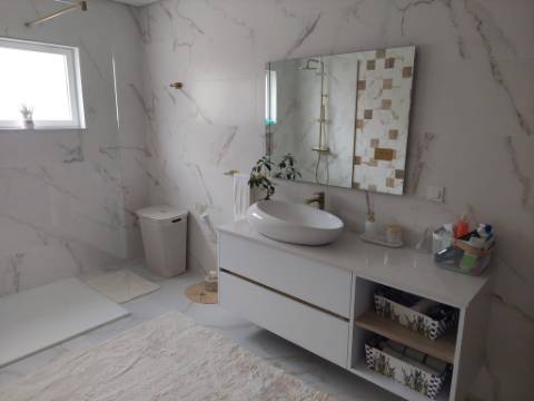 Moradia T3 Moderna e Confortável em Oliveira do Bairro.