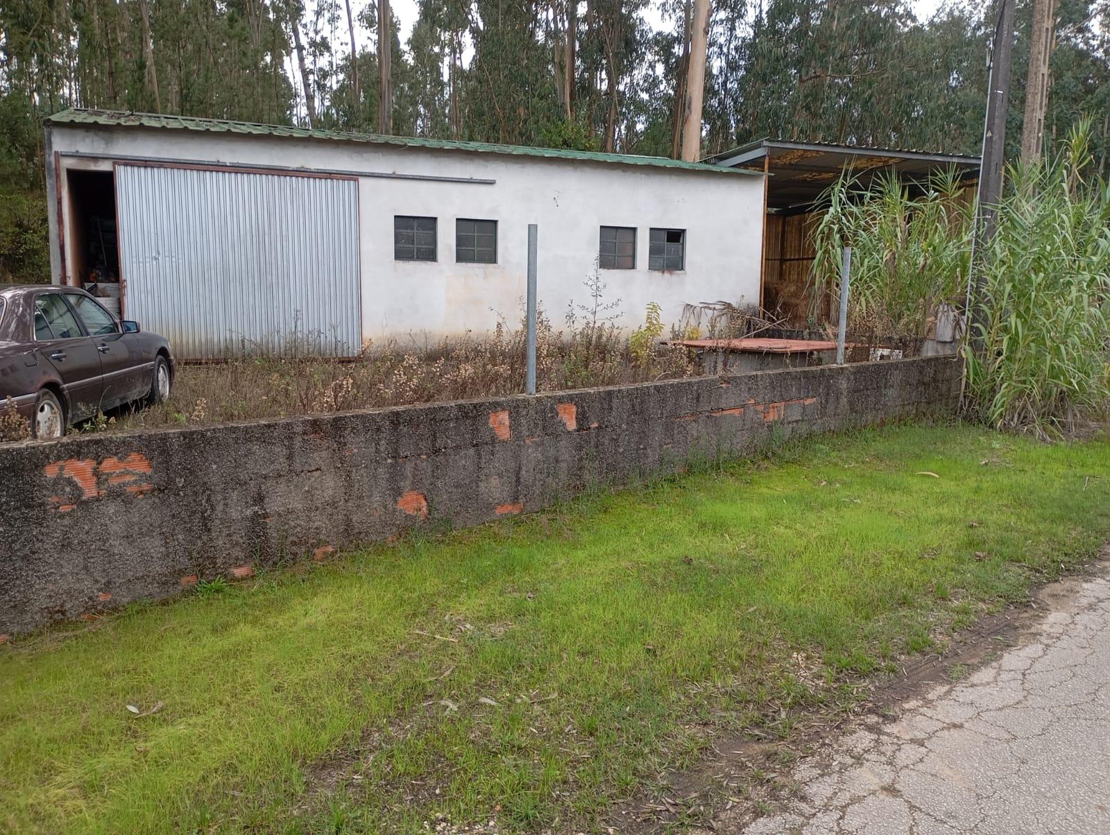 Barracão (Arrumos) em Oiã